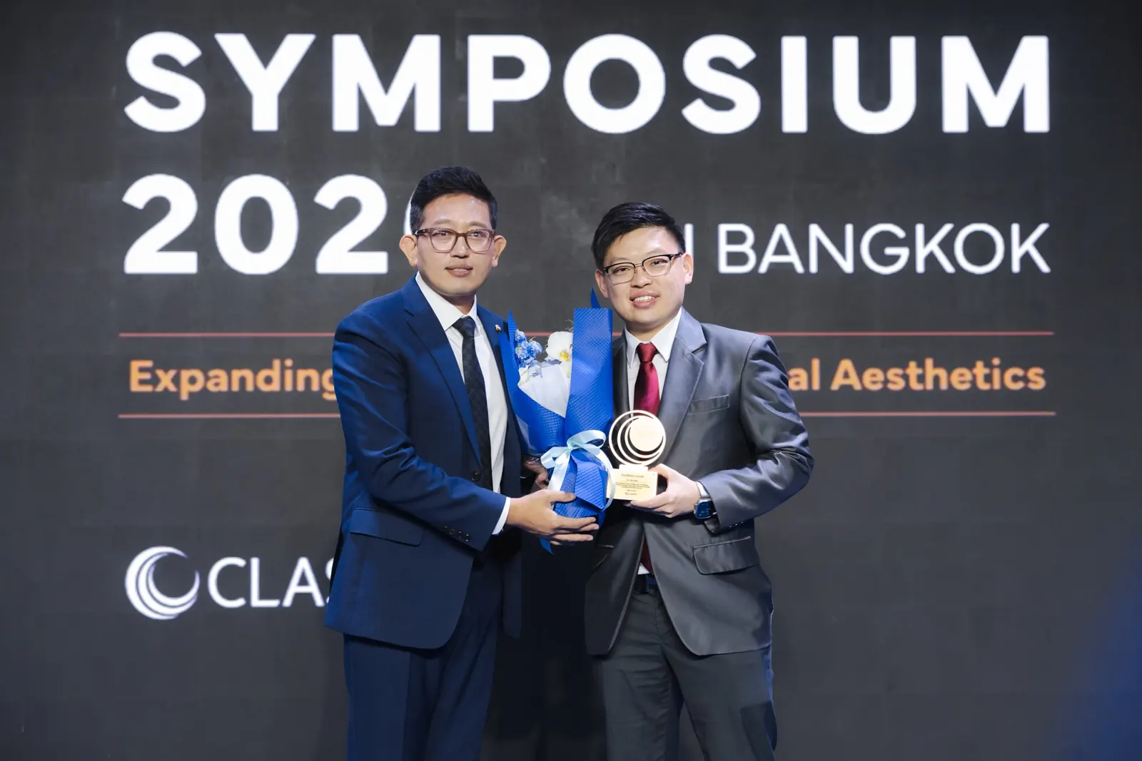 Dr Sin Yong receiving the CLASSYS KOL Award on stage at the 7th CLASSYS APAC Symposium, Bangkok