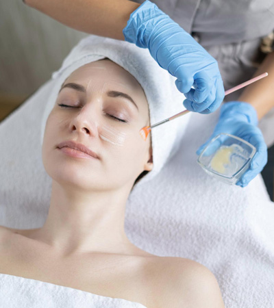 applies a korean facial to the face