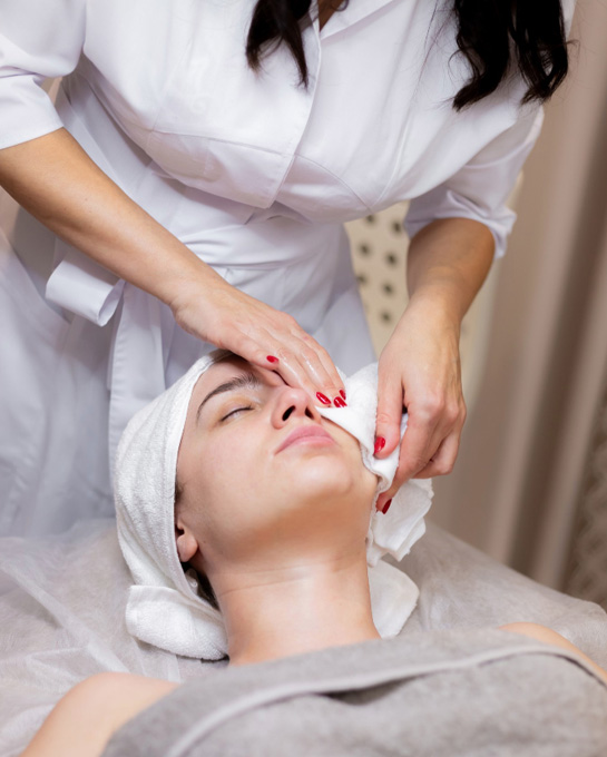 girl lies on the beautician's table