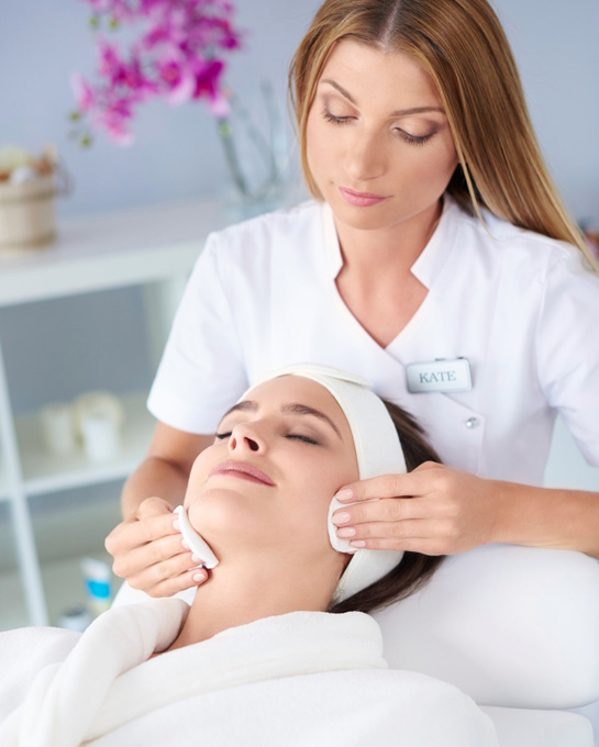 girl lies on the skinrev table